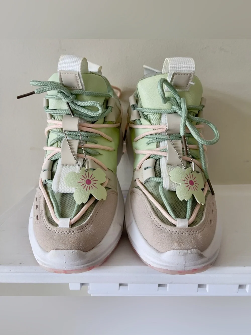 Kids Girl’s Floral Charm Lace-Up Sneakers in Mint and Beige Size 4